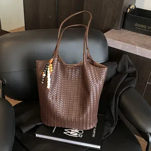 Woven leather tote bag for women, stylish vintage shoulder commuting handbag for autumn and winter.