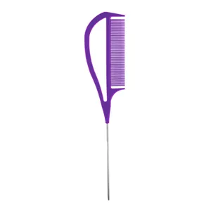 Gros plan du peigne à mèche violet avec des dents fines et une queue en métal.