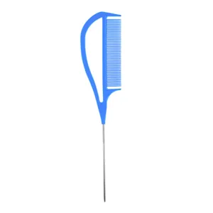 Peigne à mèches bleu avec pointe en métal pour les détails de coiffure salon pro.