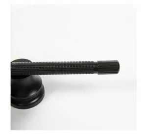Vue rapprochée du manche de rasoir en métal noir avec texture antidérapante et socle de support.