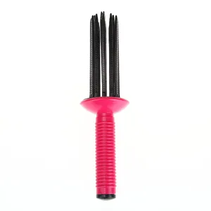 Spazzola per capelli voluminosa con manico rosa e punte nere per uno styling perfetto.