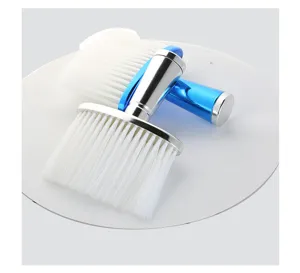 Nahaufnahme der Friseur Nackenstaubbürste mit weichen weißen Borsten und blauem Griff.