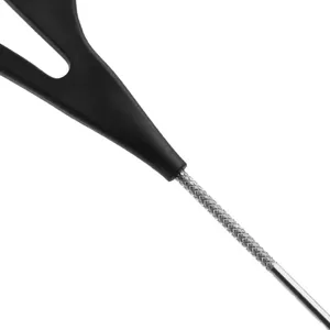Peigne à mèches professionnel de coiffure avec épingle en métal vue de détail pour salon.