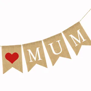 Details van jute vlaggenlijn voor Moederdag met rood hart en MUM letters voor feestdecoratie.