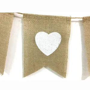 Dettaglio bandiera in iuta a coda di rondine con cuore bianco, ideale per feste.