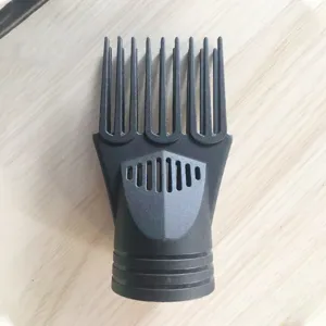 Difusor secador pelo negro accesorio peine primer plano, herramienta moldeadora plastico.