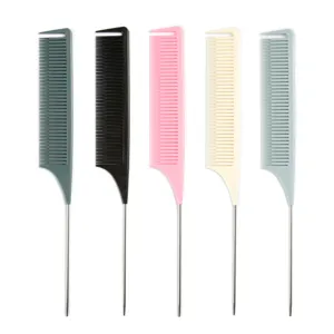 Vista dettagliata di 5 pettini a coda colorati con punte in metallo per styling professionale.