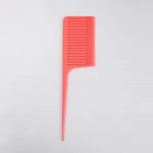 Detailansicht des korallenroten Haarsträhnenkamms mit Doppelkamm-Design und feinem Stiel.