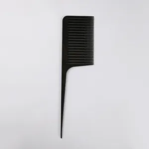 Professioneller schwarzer Kunststoff Haarstyling Spitzkamm Detailansicht für Salon.