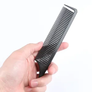 Pettine a coda nero in plastica, strumento da salone per acconciature e capelli professionali.