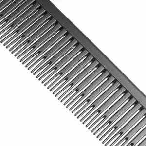Primo piano dettagliato dei denti del pettine da colorare, strumento professionale per acconciature.