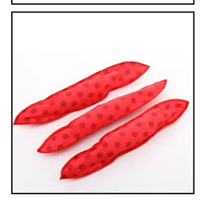 Détail de bigoudis en mousse à pois rouges, outils de coiffure doux et faciles.