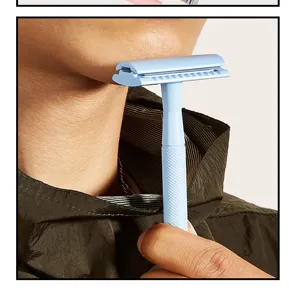 Nahaufnahme eines hellblauen Rasierers in Anwendung mit rutschfestem Griffdetail.
