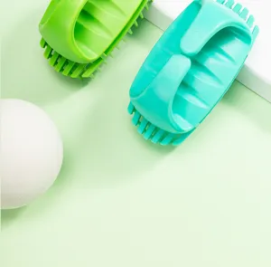 Detalle cepillo champú silicona, masajeador de cuero cabelludo suave, mango ergonómico ducha.