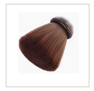 Vue détaillée du blaireau rétro avec poils en nylon marron doux et manche en bois pour mousse.