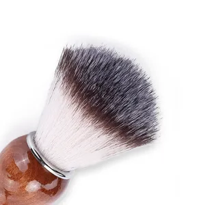 Pennello da barba da uomo di alta qualità con manico in legno per una schiuma morbida.