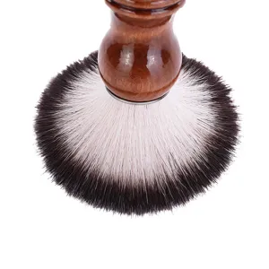 Pennello da barba da uomo con manico in legno e setole dense per la cura quotidiana.