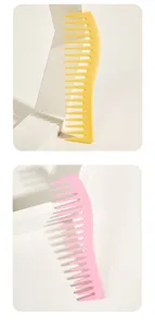Vue détaillée du peigne à dents larges, peigne démêlant en plastique pour cheveux bouclés, rose et jaune