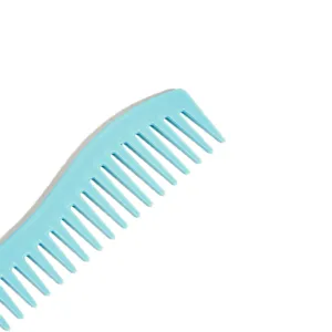 Peigne à cheveux à dents larges bleu pour le coiffage des boucles et soin quotidien.