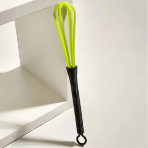 Plastik Haarfärbemittel Mixer Schneebesen, grüne Kopf und schwarzer Federgriff Detail.