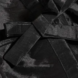 Dettaglio cintura accappatoio kimono parrucchiere in tessuto satin nero accessorio indumento