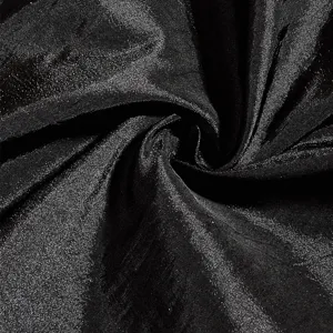 Dettaglio del tessuto della mantella da parrucchiere nera, materiale lucido per vestaglia.