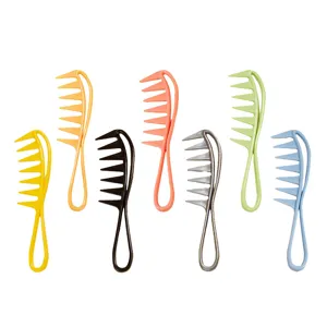 Detalle de peines coloridos de dientes anchos, perfectos para desenredar y peinar el cabello rizado.