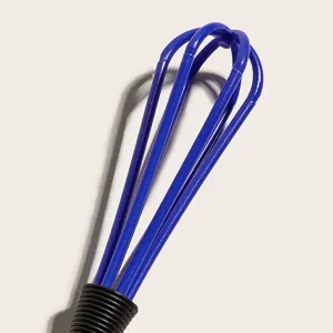 Nahaufnahme eines blauen Schneebesens, kompakt für Haarfärbemittel oder kleine Küchenaufgaben.