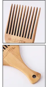 Primo piano della texture del pettine in legno, denti larghi e foro di sospensione pratico.