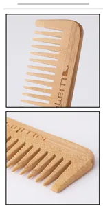 Vue détaillée du peigne en bois à dents larges pour massage capillaire, texture naturelle.