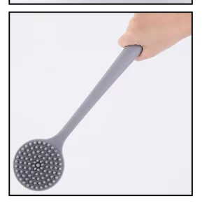 Nahaufnahme der langstieligen grauen Silikon-Badebürste mit dichten Borstendetails.