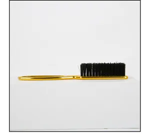 Cepillo de peinado para el cabello con mango dorado y cerdas negras para uso profesional.