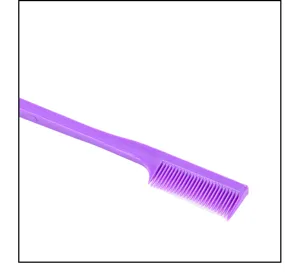 Vista dettagliata di un pettine per capelli in plastica viola, ideale per styling.