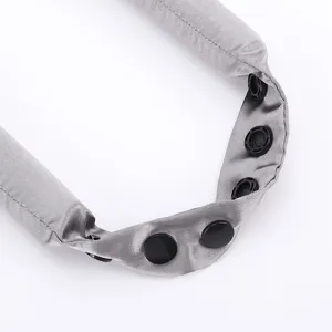 Rouleau à cheveux sans chaleur en satin avec boutons-pression noirs pour de belles boucles.