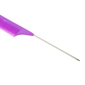 Pettine a coda professionale in plastica e metallo per lo styling capelli da salone.