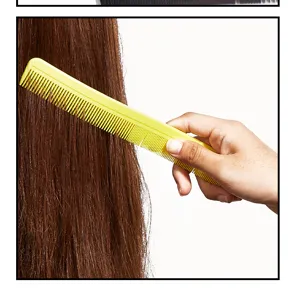 Professioneller gelber gerader Haarschneidekamm für Herrenstyling und den Heimgebrauch.