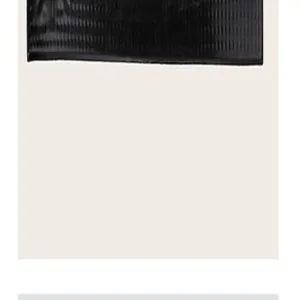 Tapis de coiffure noir en silicone avec surface antidérapante pour outils professionnels.