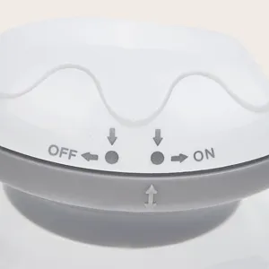 Brosse de massage electrique pour le cuir chevelu et lavage de cheveux, blanc et gris.
