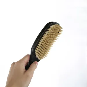 Gebogen baardborstel met natuurlijke haren voor baardverzorging en heren styling.