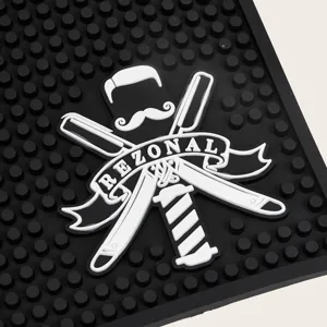 Tapis de barbier en caoutchouc noir avec design antidérapant pour outils de salon.