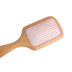 Brosse à cheveux plate en bois avec picots en métal pour massage du cuir chevelu et coiffure.