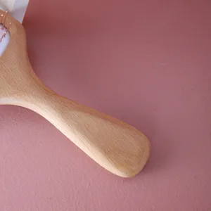 Brosse à cheveux de massage du cuir chevelu en hêtre avec épingles en acier, manche en bois.