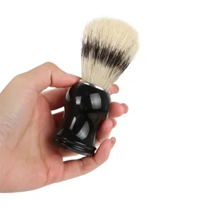 Brocha de afeitar clásica para hombre con mango negro brillante y cerdas suaves para la barba.