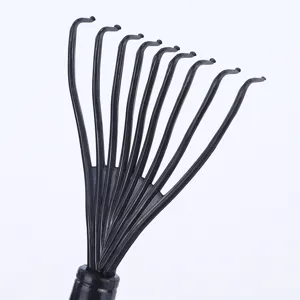 Zwarte kunststof haarborstel reiniger klauw tool voor het verwijderen van haar uit kussenborstels.