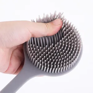 Graue Silikon Duschkoerperbuerste mit flexiblen weichen Borsten fuer die taegliche Dusche.