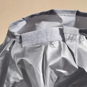 Primo piano del colletto della mantellina da parrucchiere grigia con chiusura in velcro.