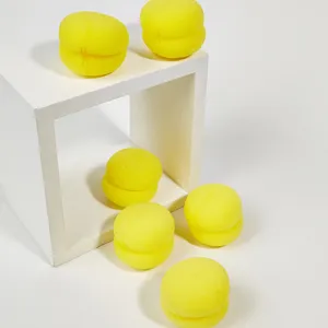 Vue détaillée de bigoudis en mousse jaune, boules coiffantes souples pour boucles sans chaleur.