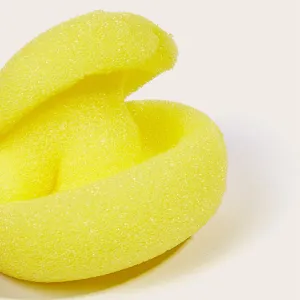 Vue rapprochée détaillée du rouleau à cheveux en éponge jaune pour un coiffage de nuit.