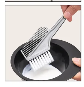 Vue détaillée du peigne brosse de coloration 2 en 1 avec bol mélangeur noir pour application facile.