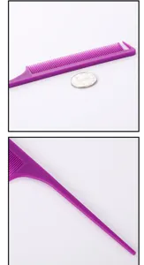 Detailaufnahme des violetten Haarscheitel-Schwanzkamms, professionelles Friseurwerkzeug.